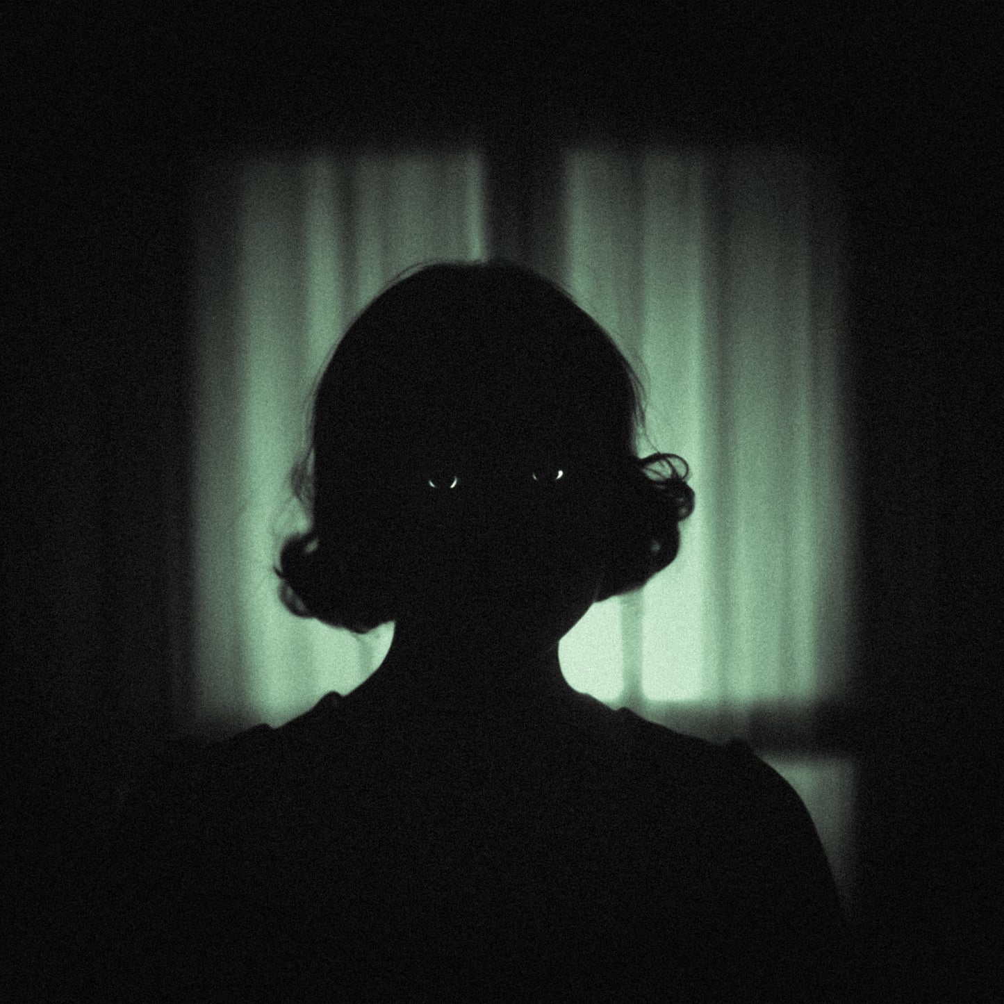 Glowing Eyes - Lienzo de Arte Oscuro | Figura Misteriosa en la Noche