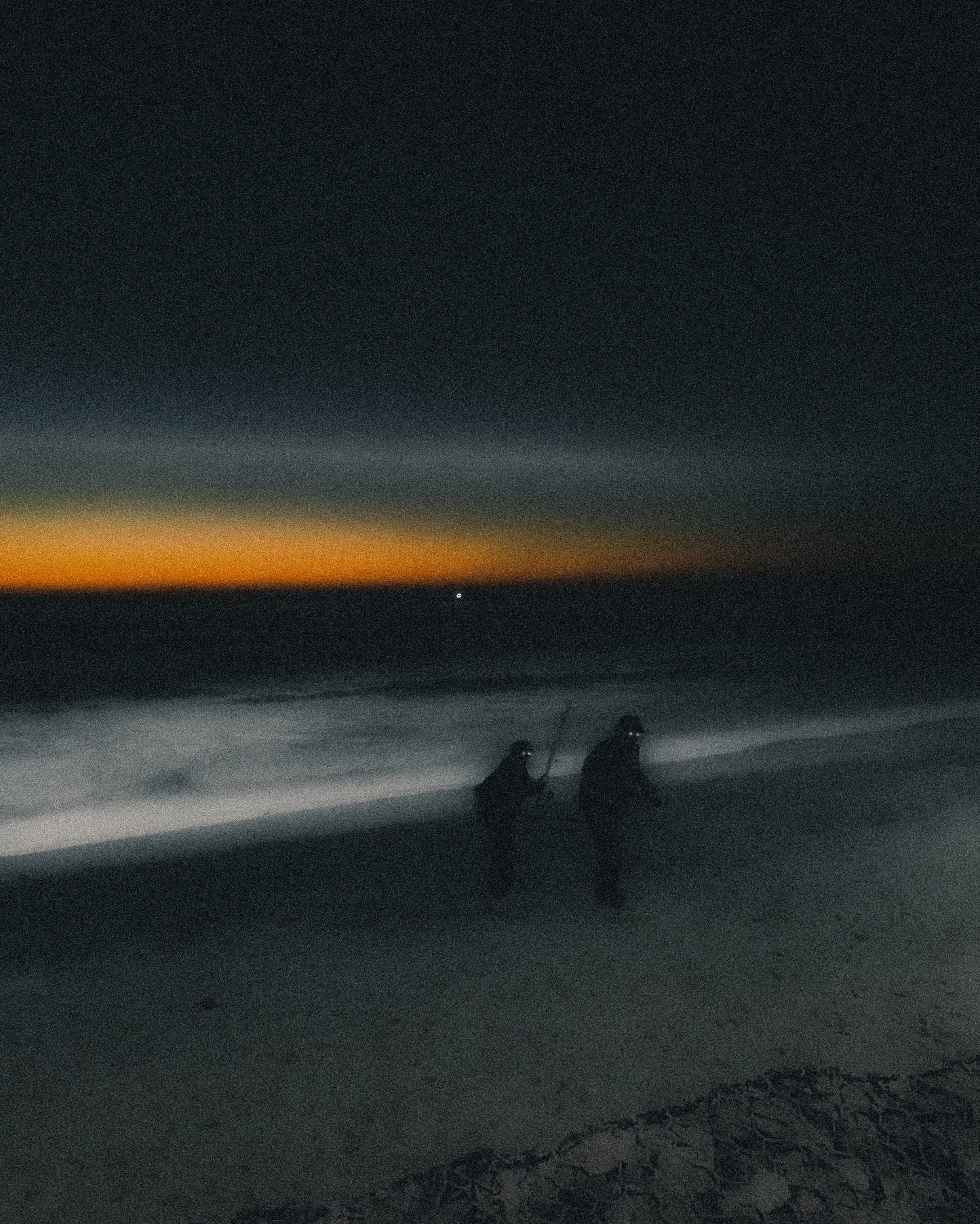 Fishermen - Póster de Arte Oscuro | Siluetas Misteriosas